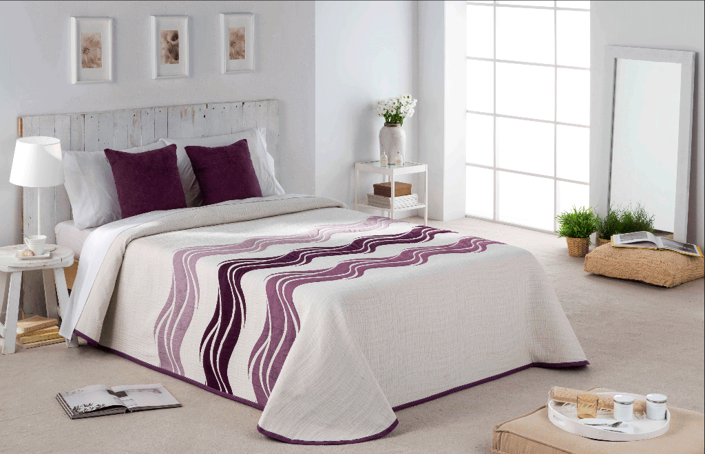 Dormitorio con ropa de cama blanca, estampado de olas moradas y dos almohadas moradas.