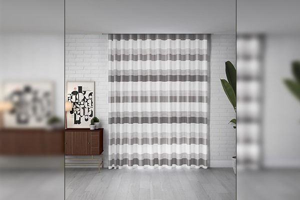 Una habitación con una cortina a rayas, un cuadro enmarcado, un armario marrón y una planta en maceta.