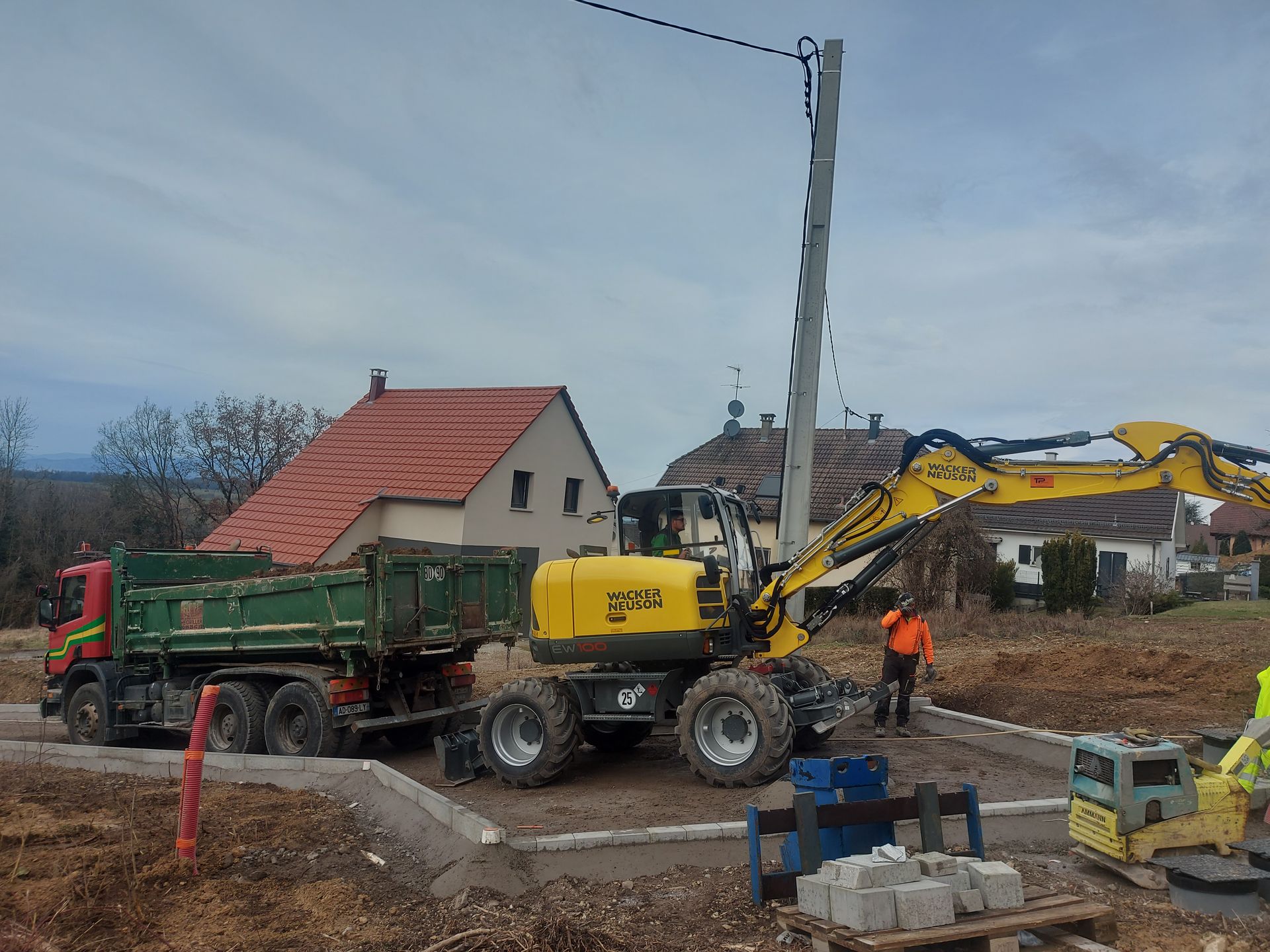 Des ouvriers qui manipulent des engins de chantier.