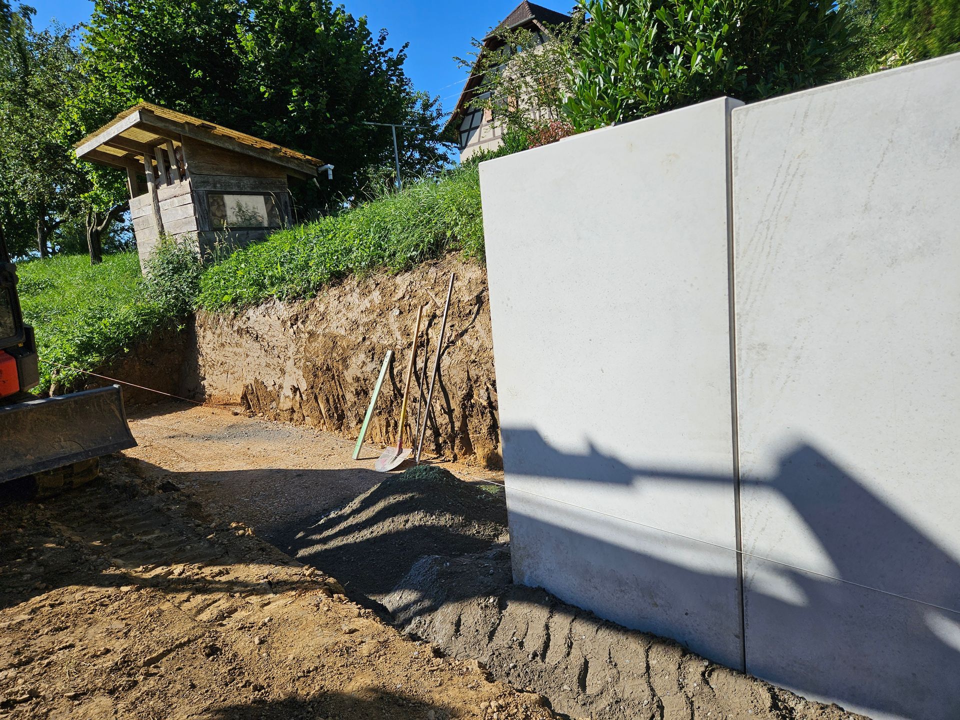 Mise en place d'un mur de soutènement.