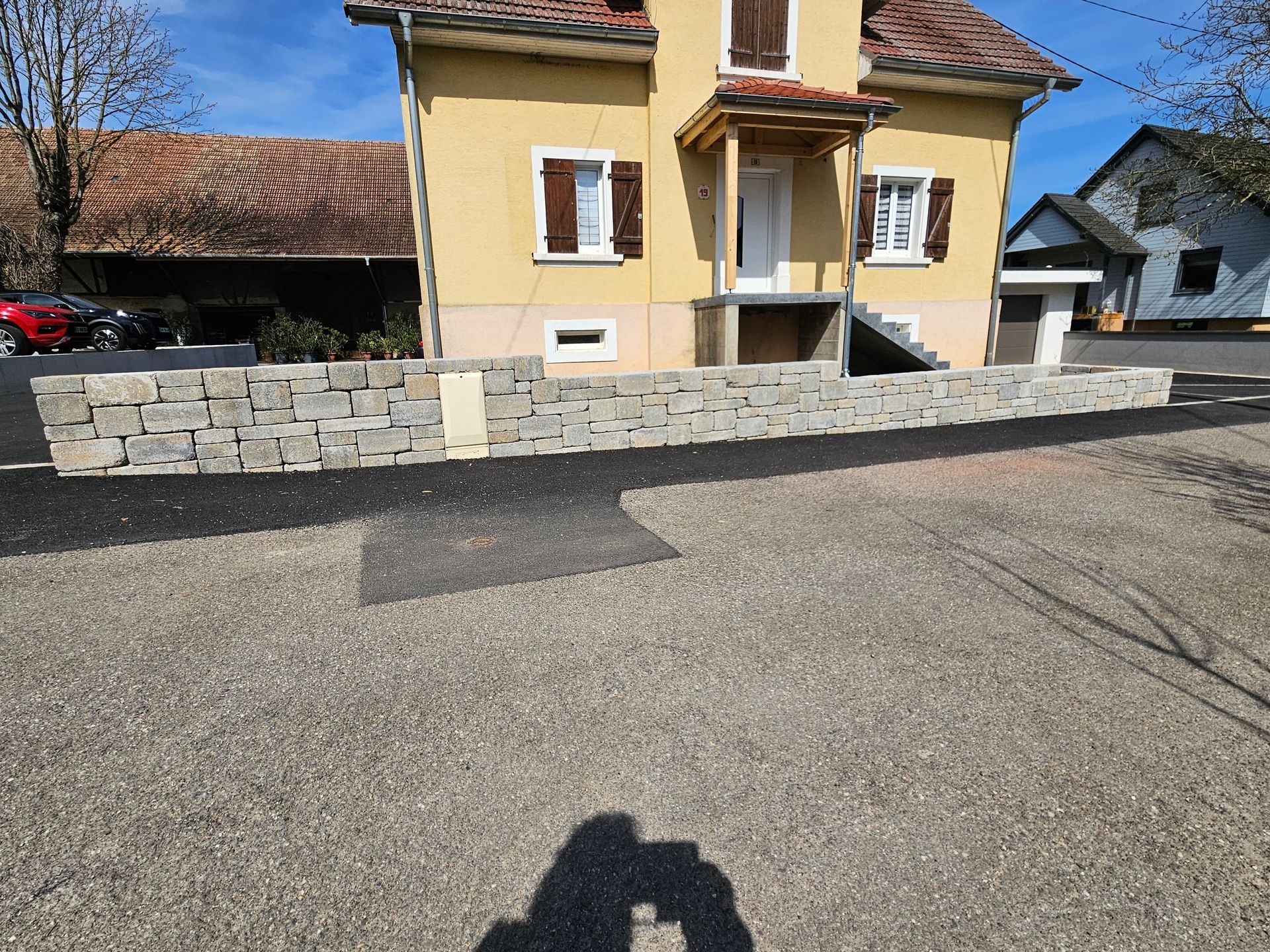 Un muret en pierre.