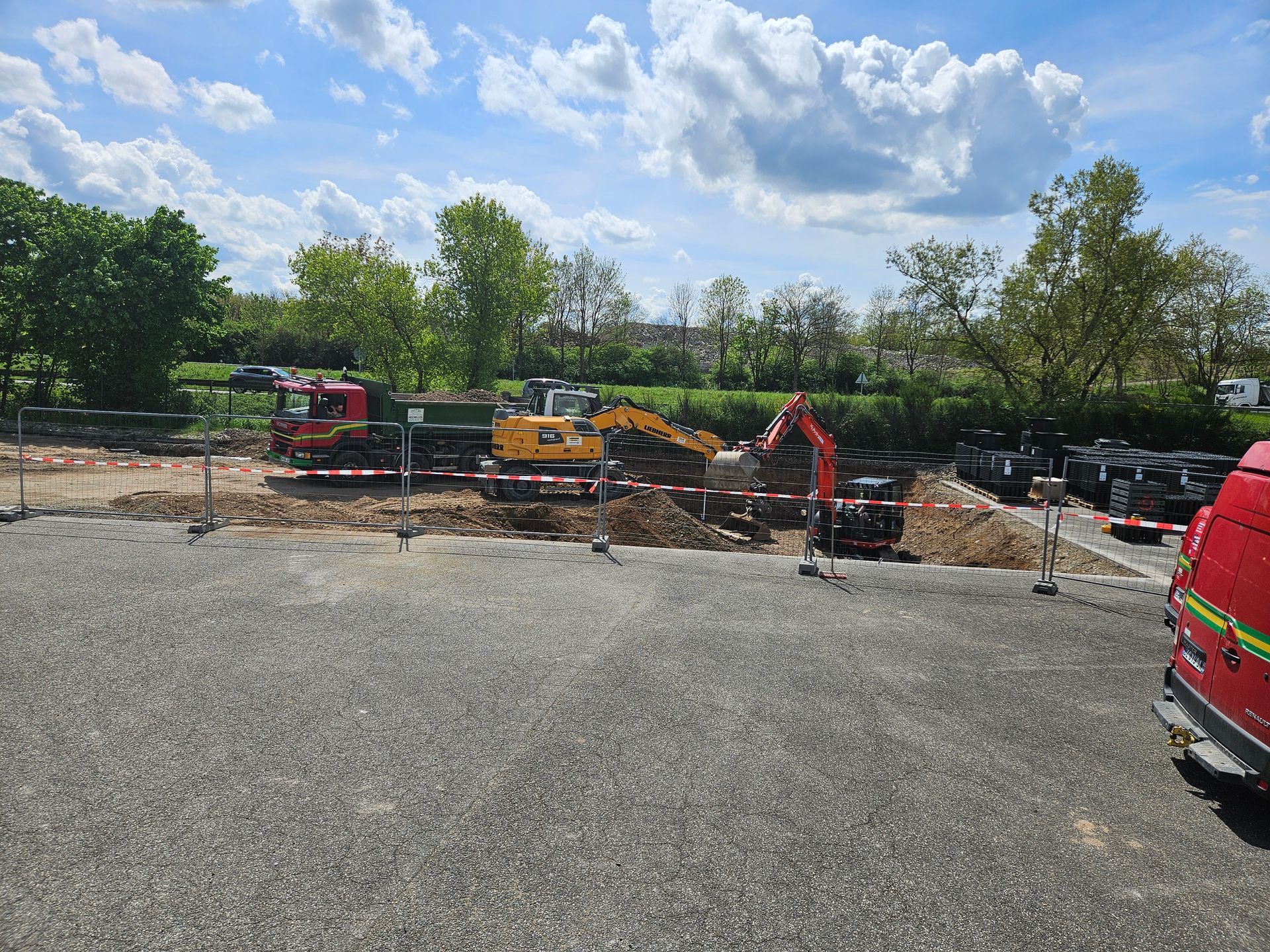 Des engins de chantier qui décaissent un terrain.