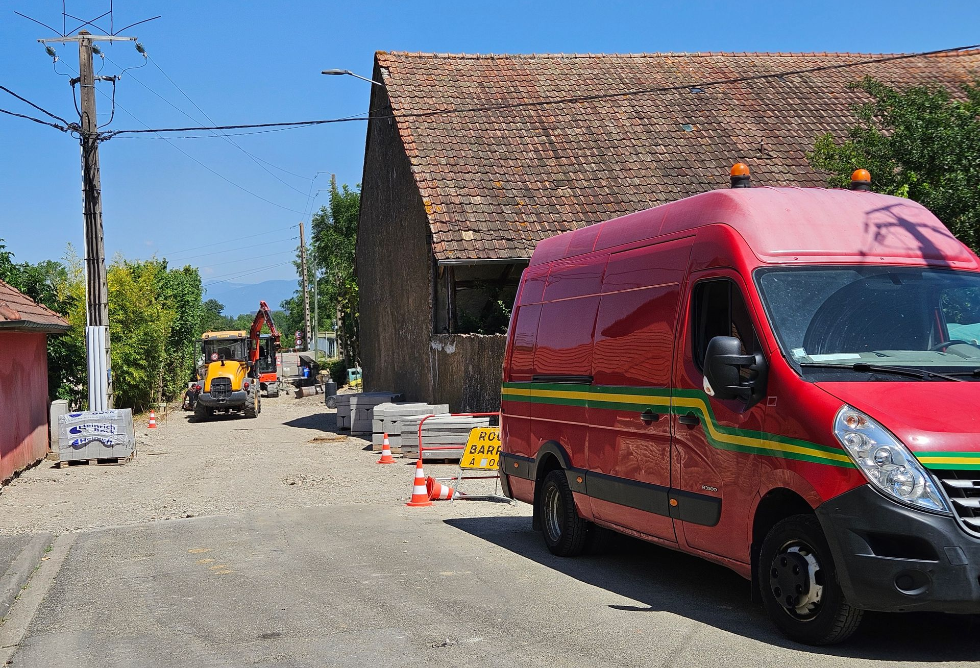 Une rue en travaux avec des véhicules de chantier.