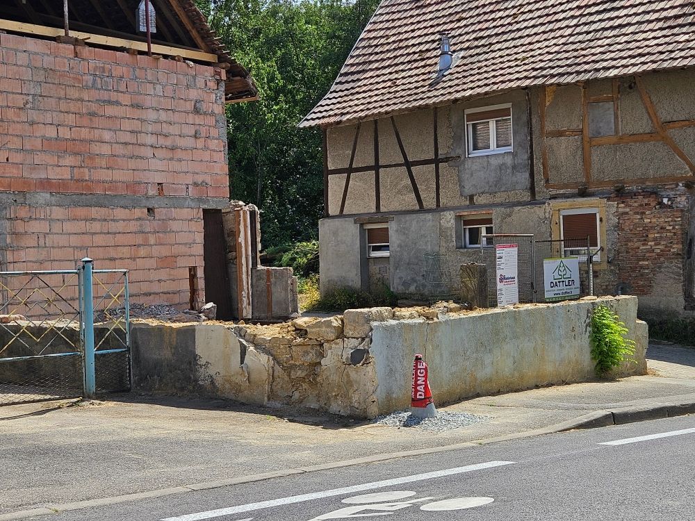 Une pelleteuse qui évacue des gravats.