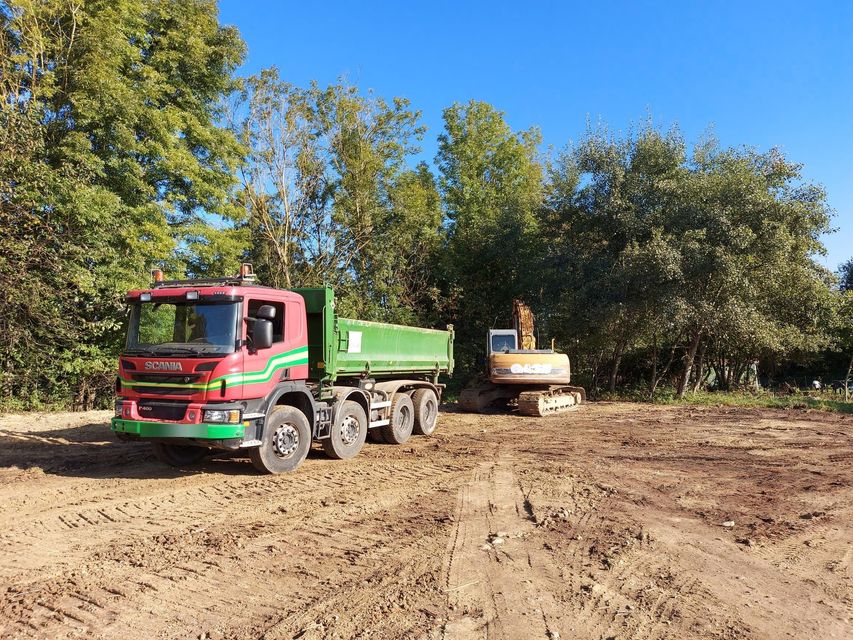 Un camion-benne et une pelleteuse.