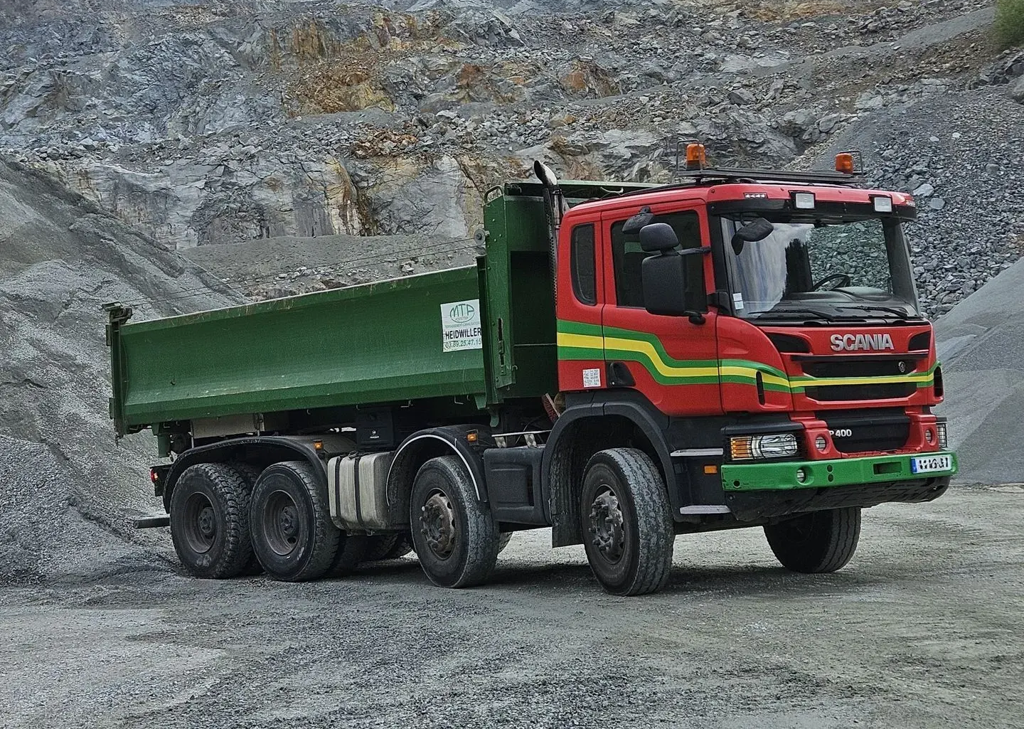 Camion-benne de l'entreprise M.T.P.