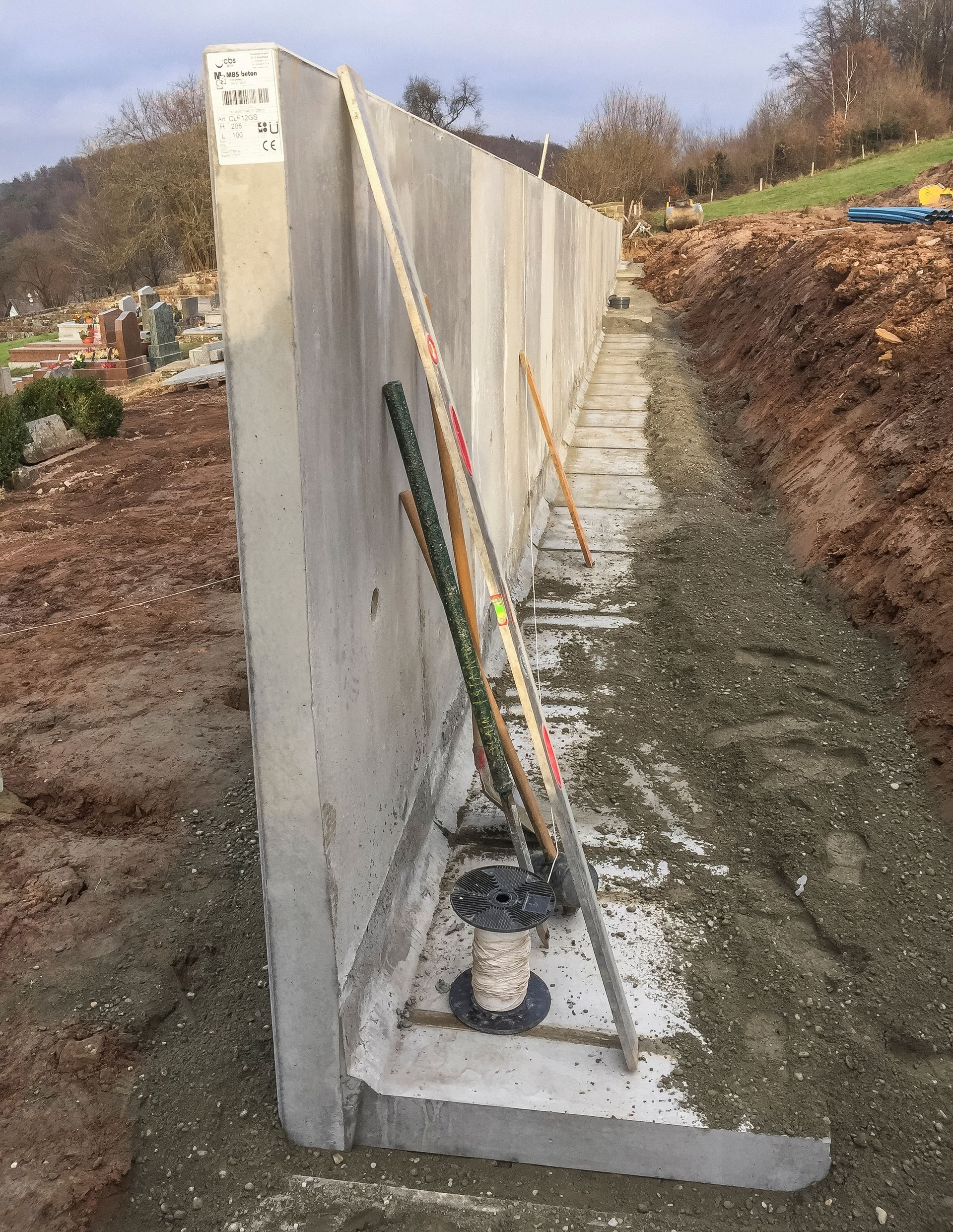 Un mur de soutènement.