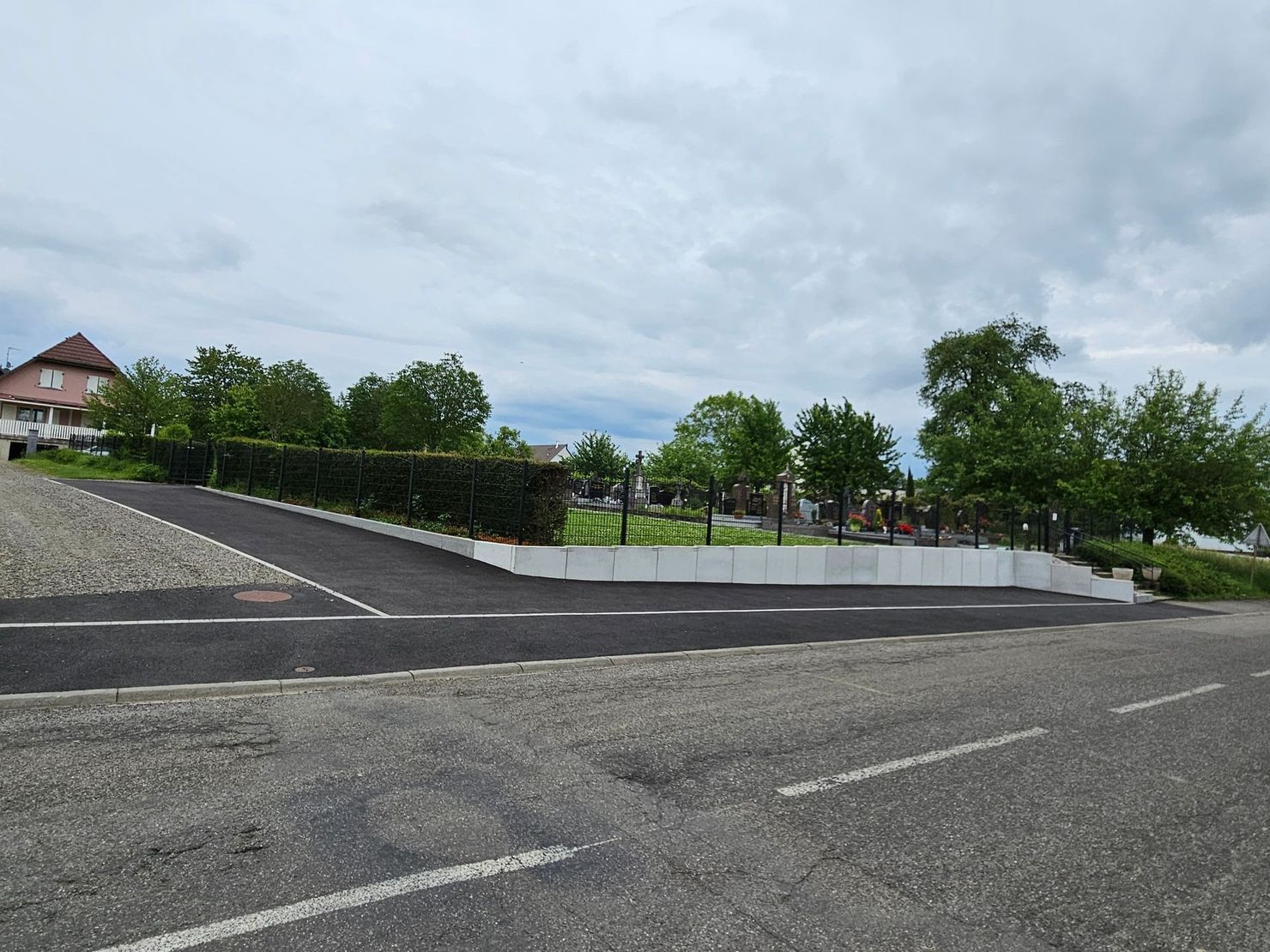 Un trottoir en enrobé fraîchement rénové.