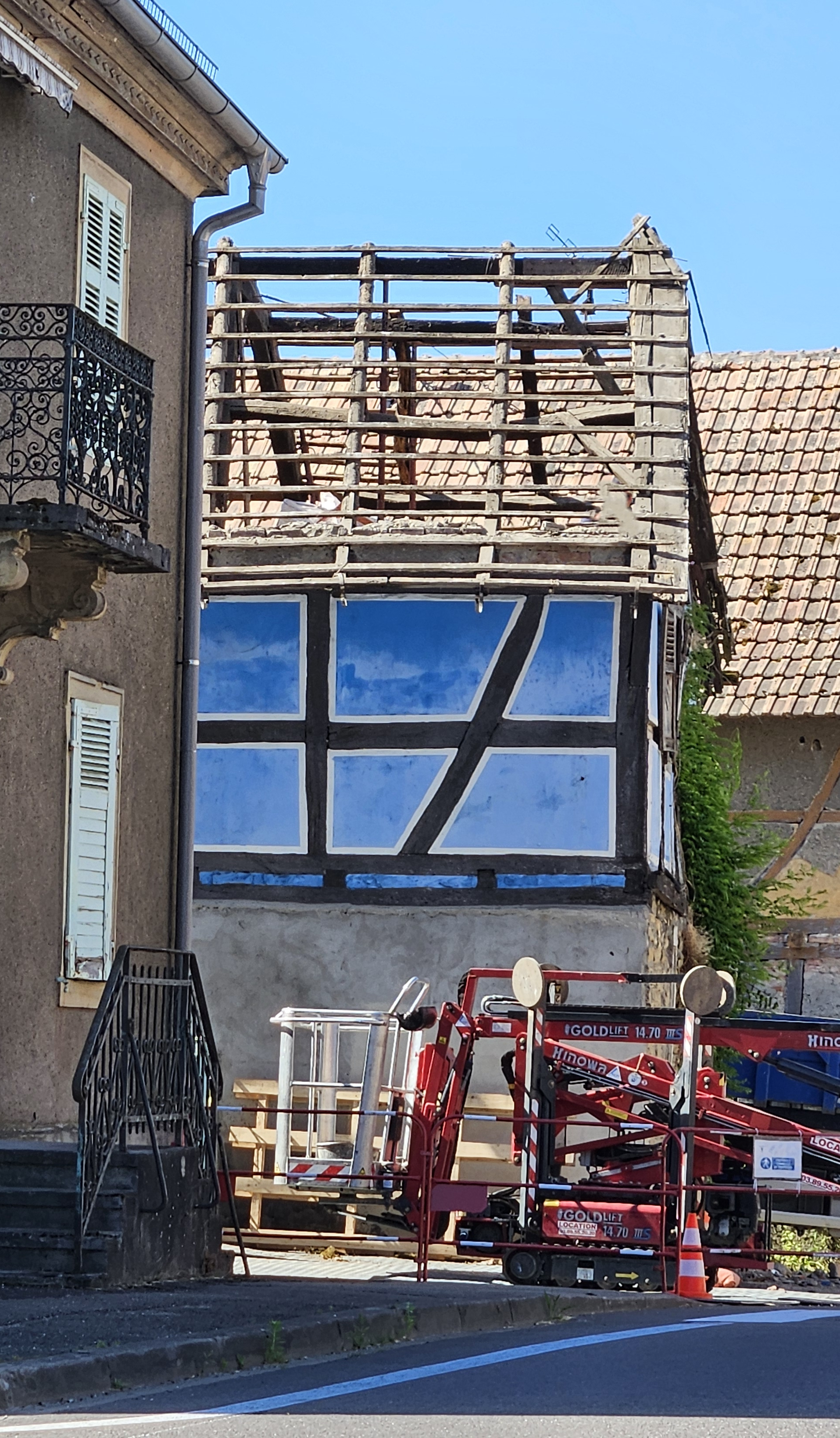 Une maison à moitié démolie.