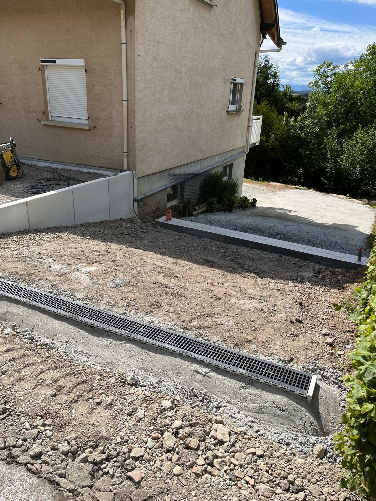 Une allée en pente nivellée.