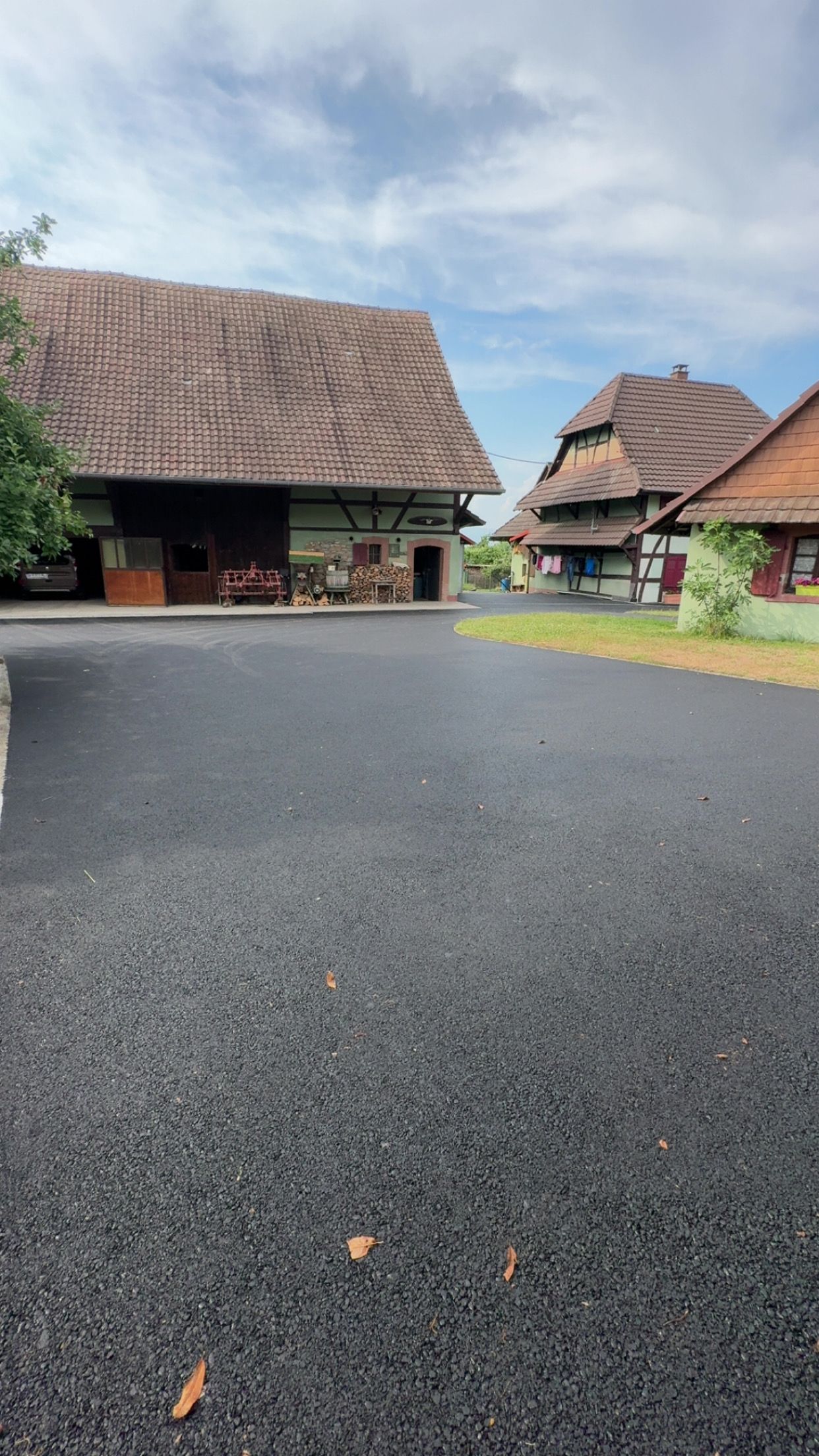 Une cour goudronnée.