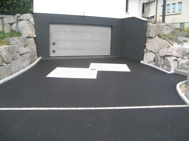 Une entrée de garage en enrobé.