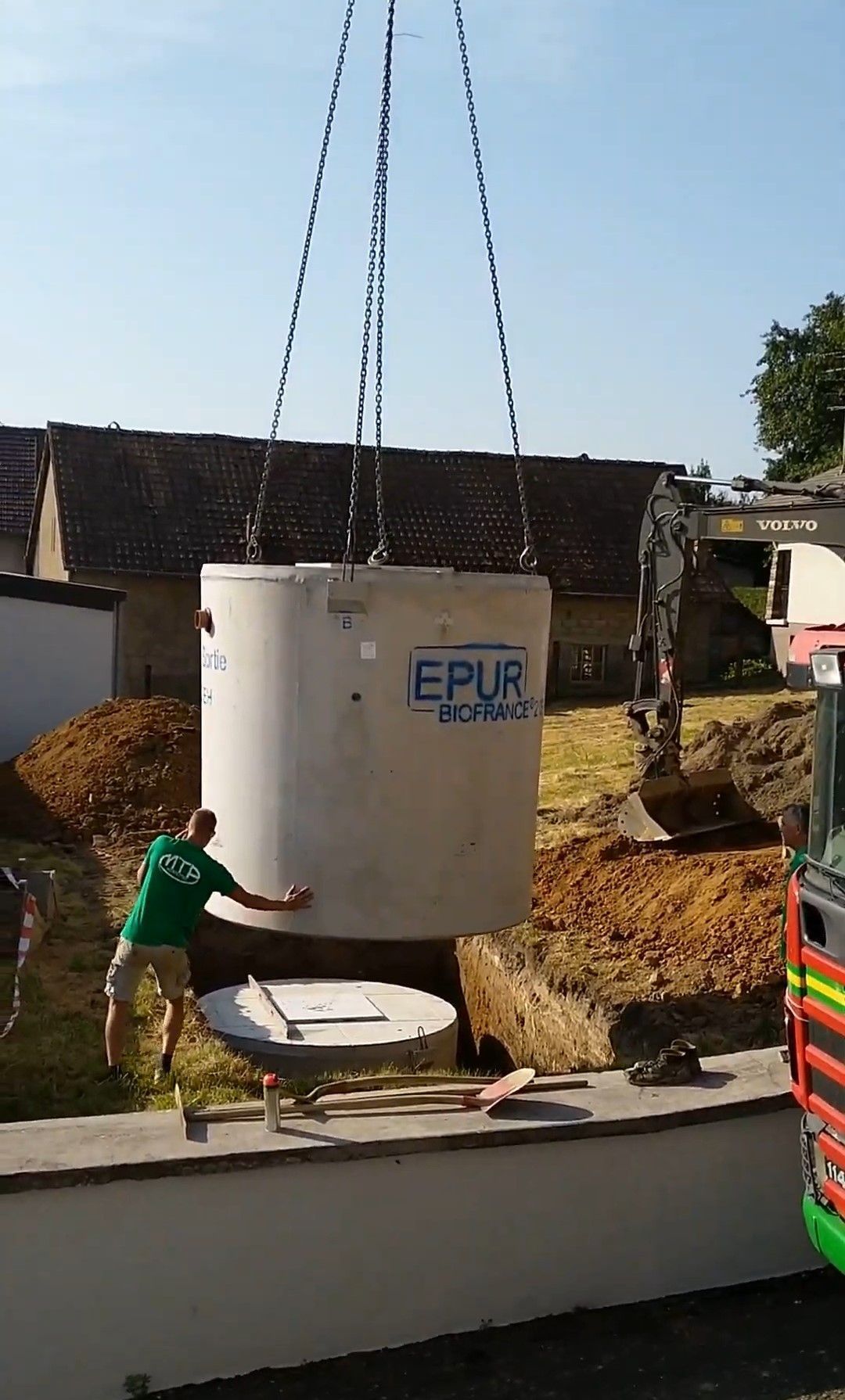Installation d'une cuve de récupération d'eau.