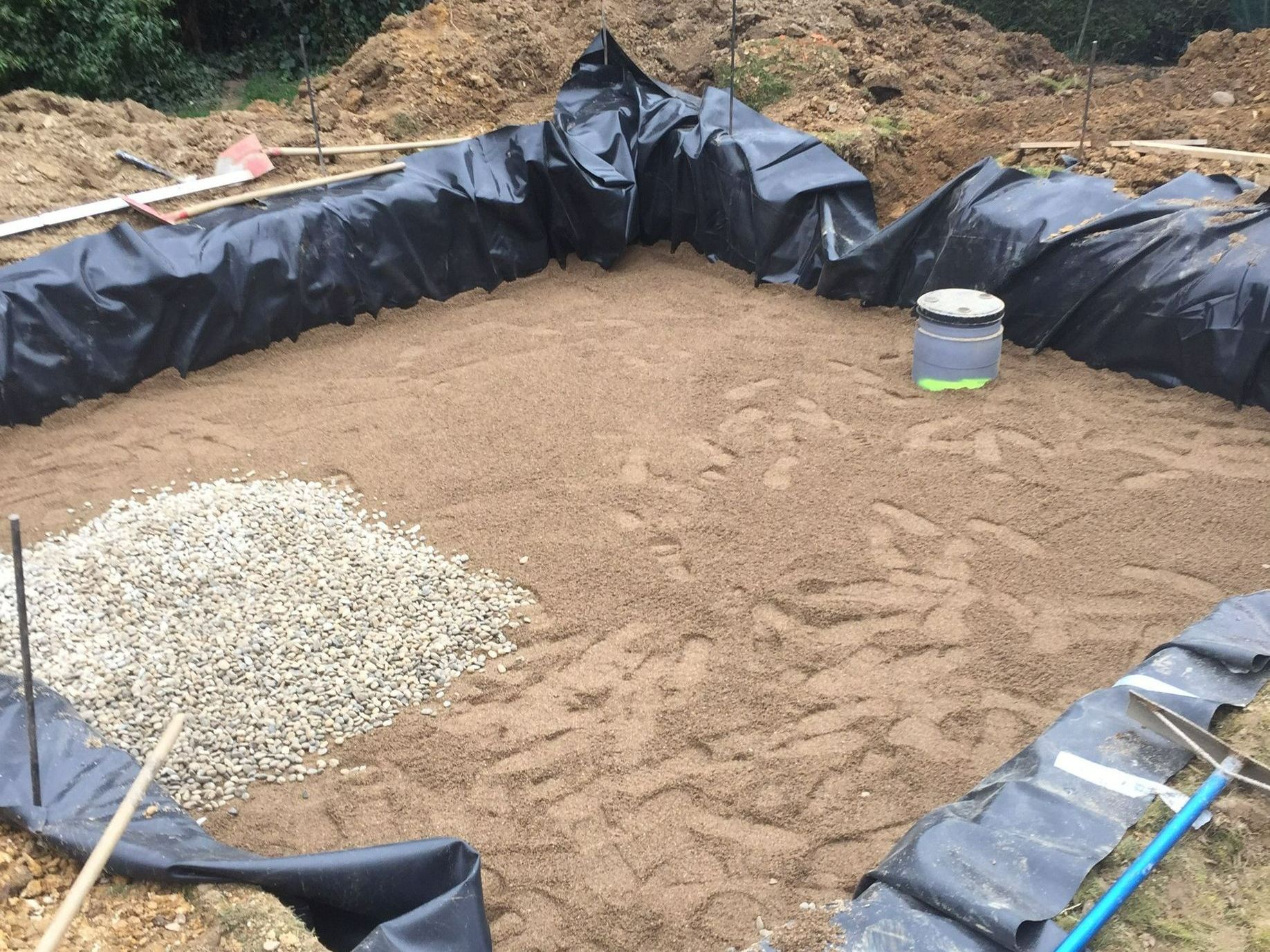 Un terrain nivellé pour la mise en place d'une microstation.