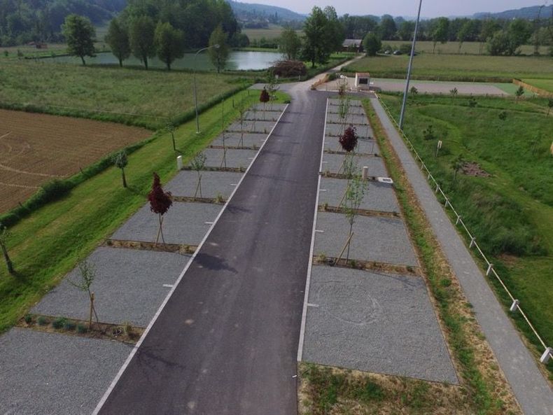 Vue aérienne d'un terrain viabilisé avec des places de stationnement.