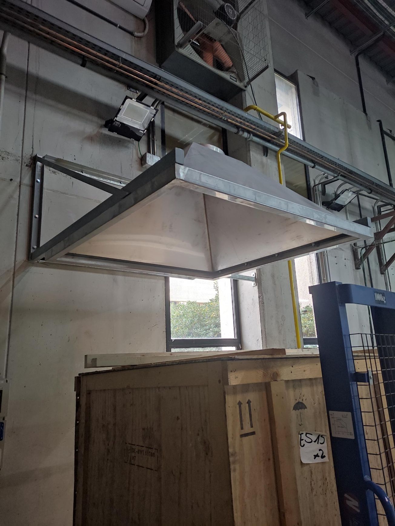 Una caja de madera con el número 11