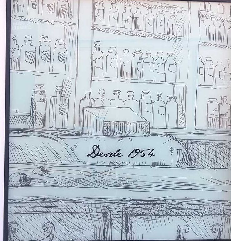 Un dibujo de botellas en estantes con la fecha de 1954