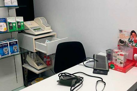 Un escritorio con un estetoscopio encima en una farmacia.