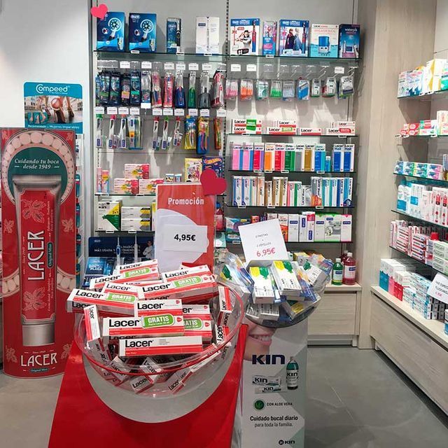 Una exhibición de pasta de dientes de encaje en una tienda