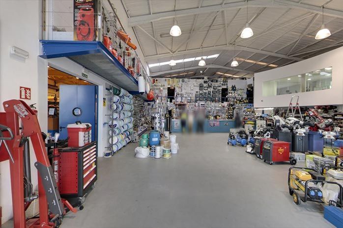 Un gran almacén lleno de herramientas y equipos.