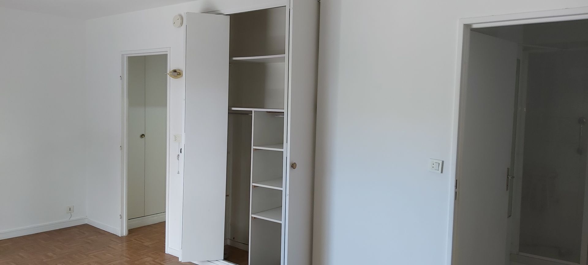 Placart blanc dans un mur