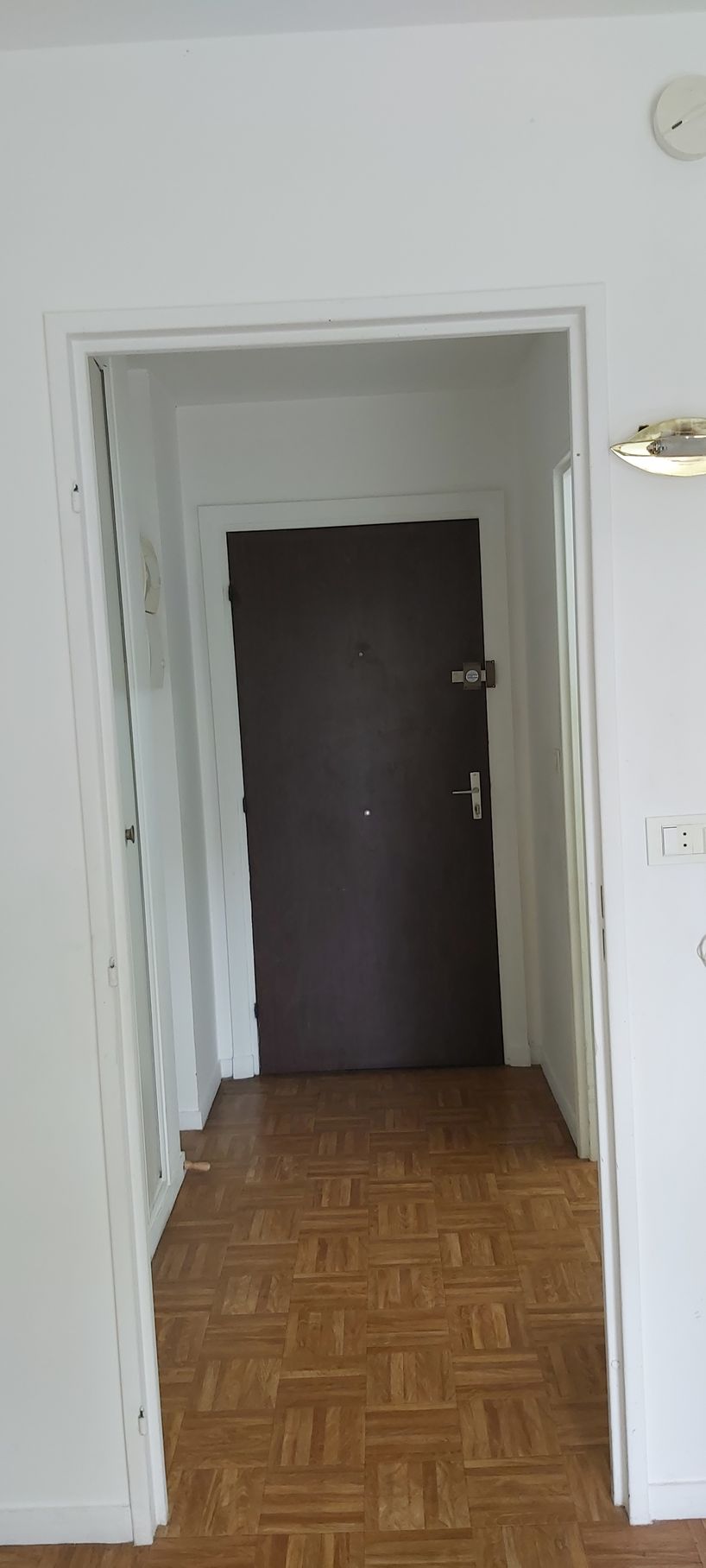 Encadrement de porte à côté d'un détecteur de fumée