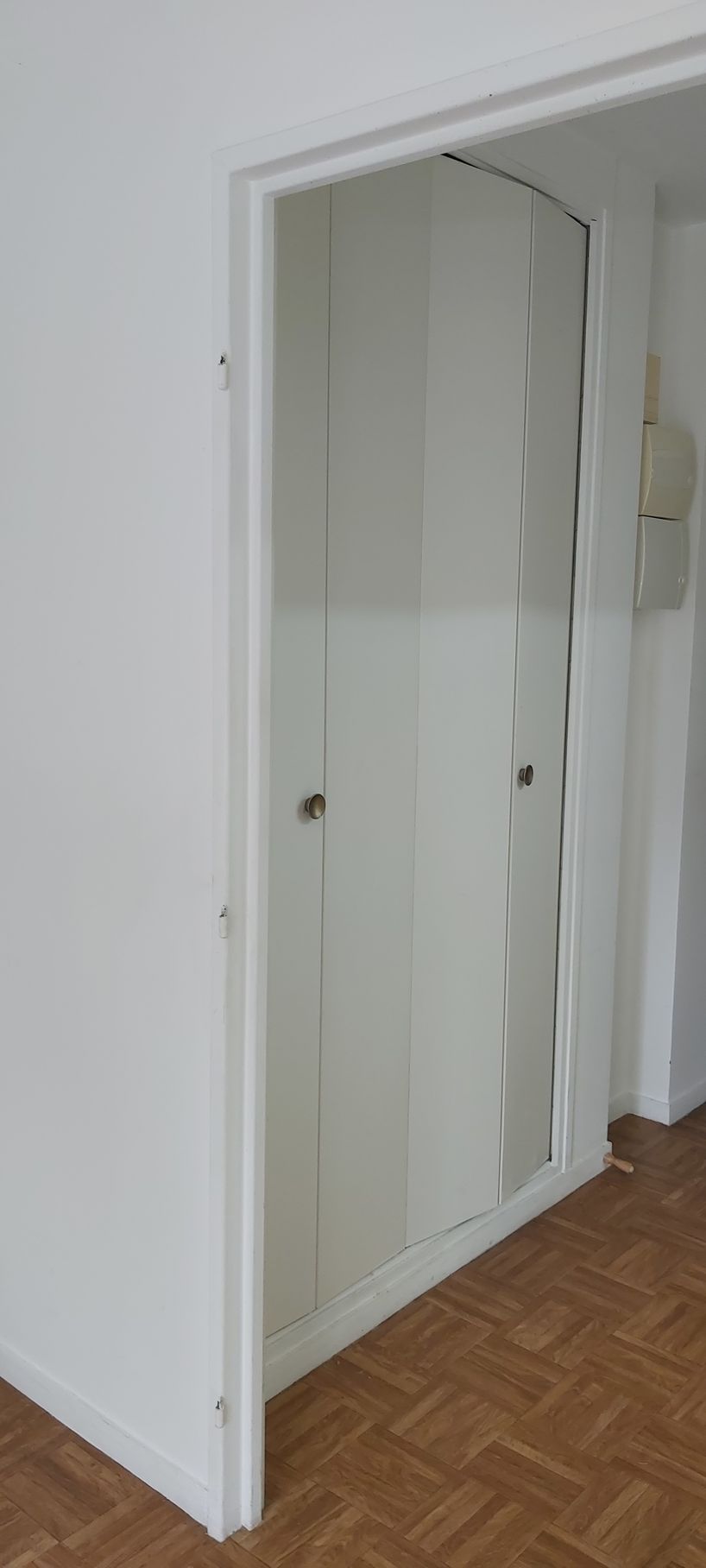 Vu d'un placard à travers d'un encadrement de porte