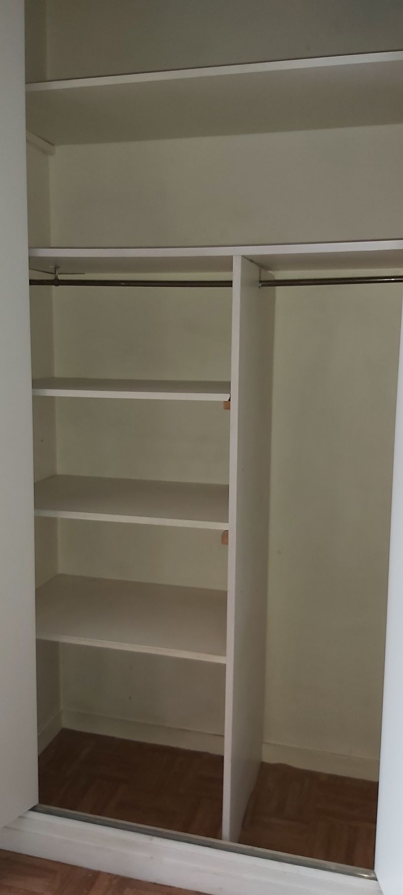 Étagère en bois dans placard