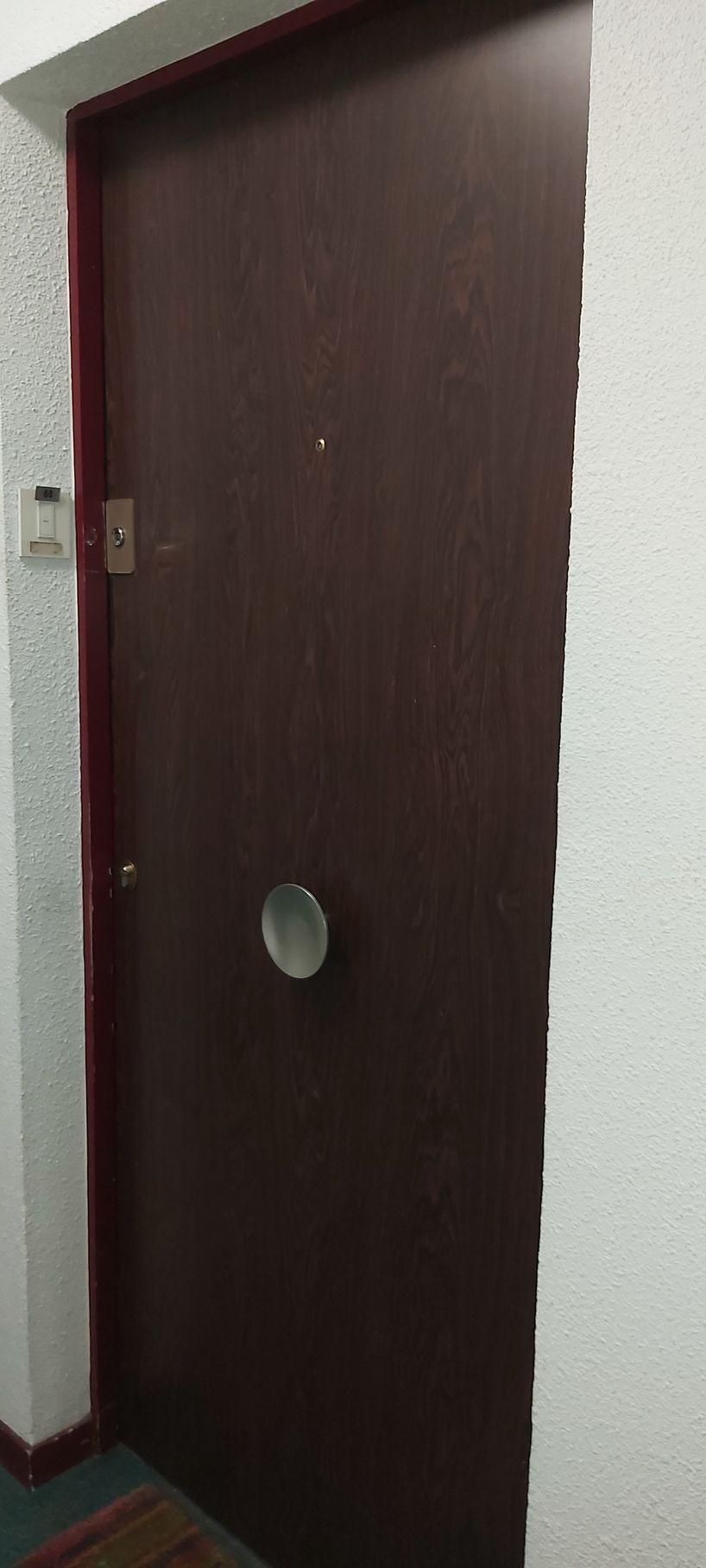 Porte d'entrée en bois d'un appartement