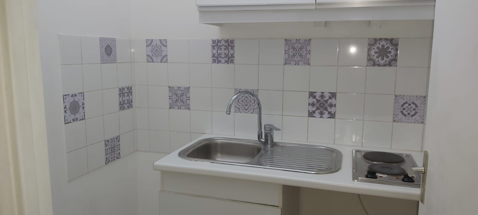 Évier de cuisine en inox dans cuisine