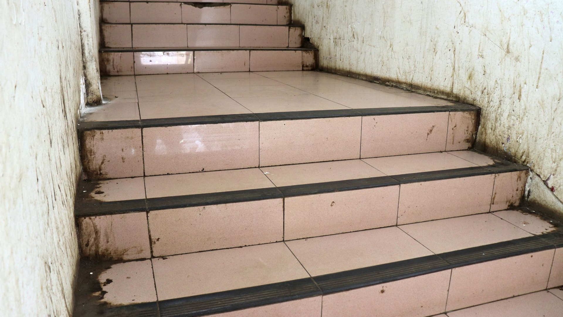 Escalier en carrelage sale
