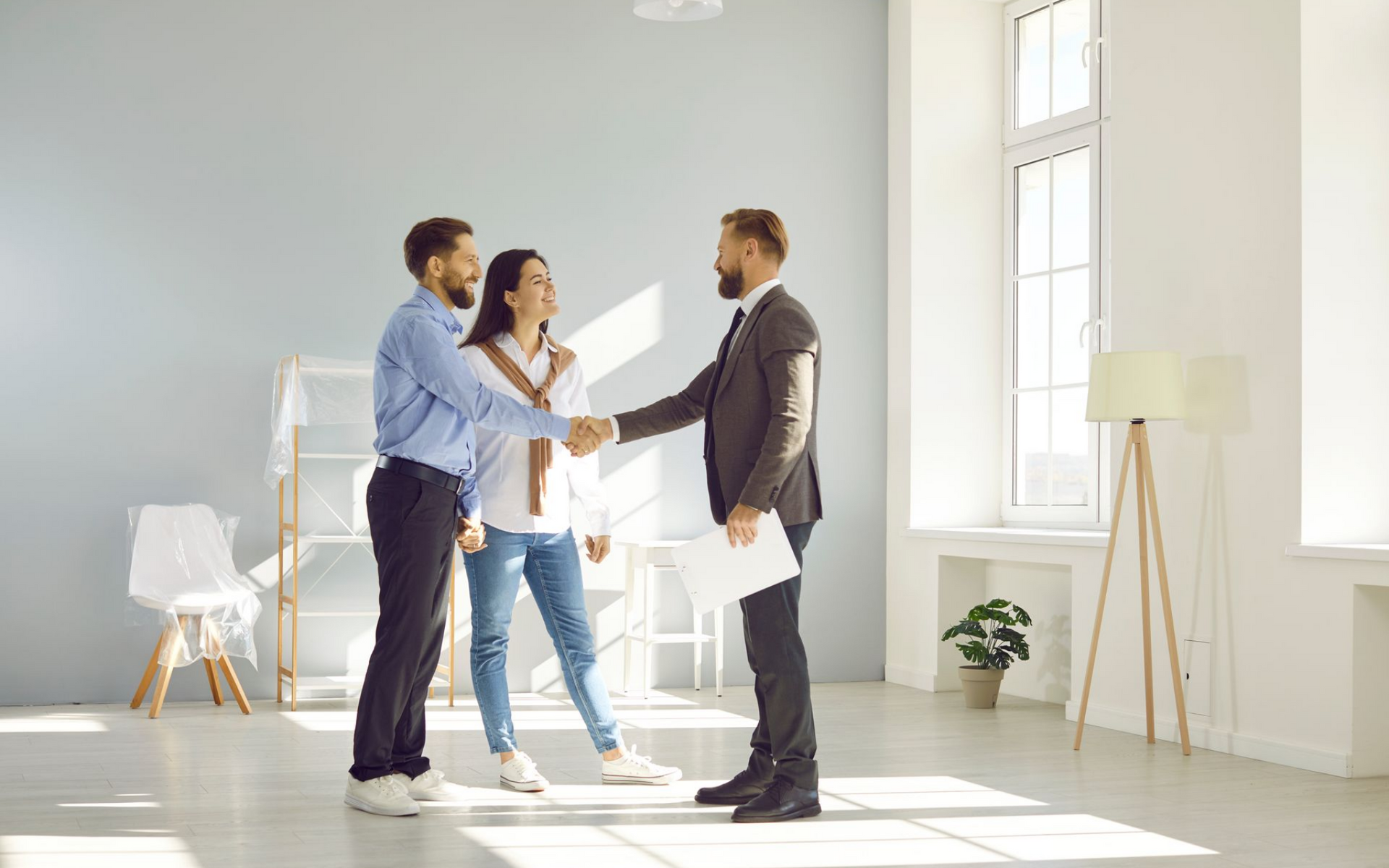 Couple en train de visiter un logement avec un conseiller