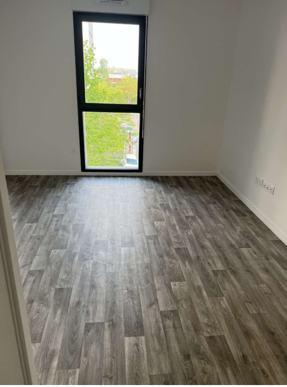 Fenêtre à guillotine noire dans maison