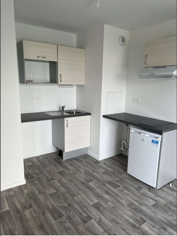 Petite cuisine beige et blanche avec une hotte