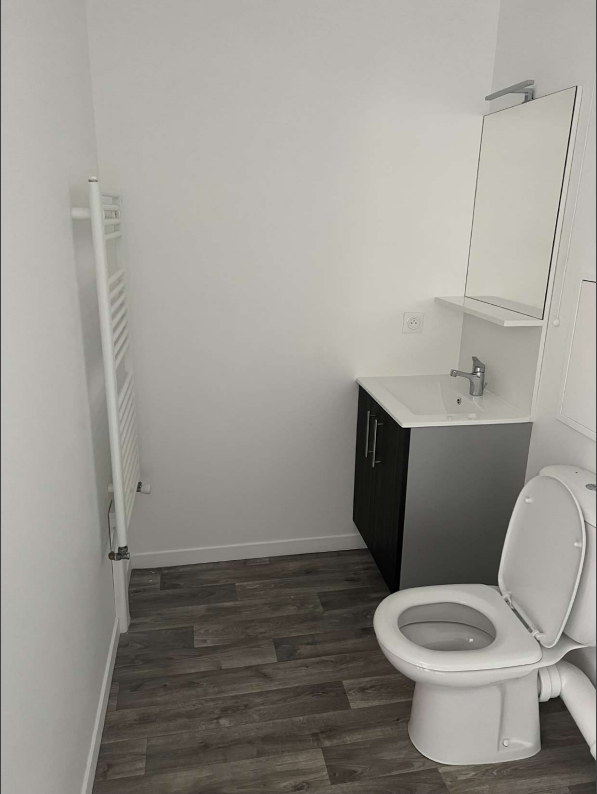 Salle de bains avec un porte-serviette