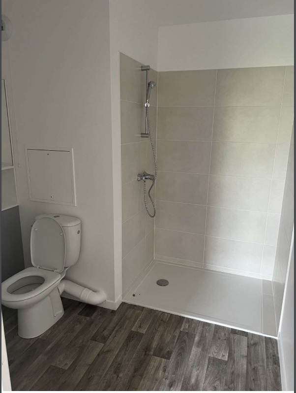 Cabine de douche dans une salle de bains