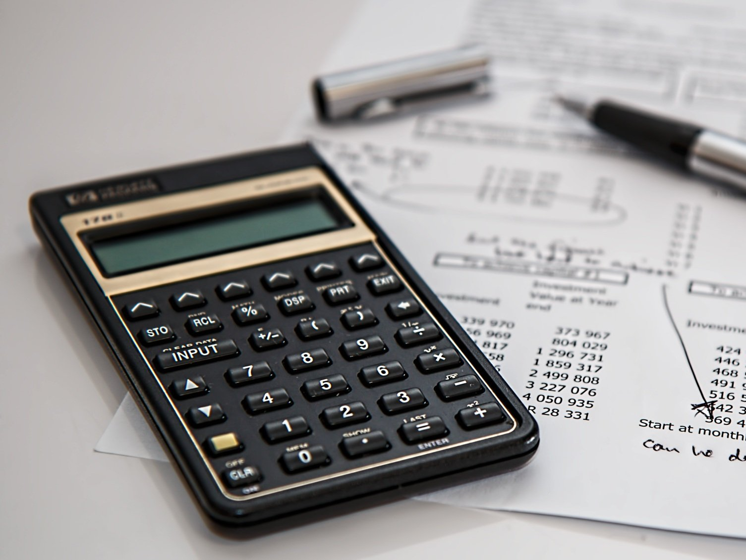 Calculette noire sur papiers