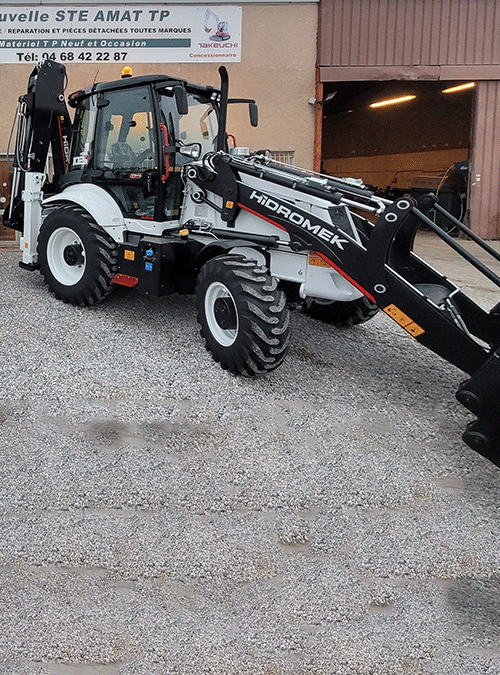 Focus sur une tractopelle de la marque Hidromek