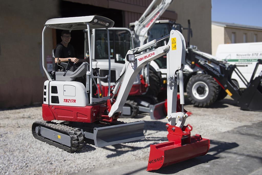Mini-pelle Takeuchi avec conducteur