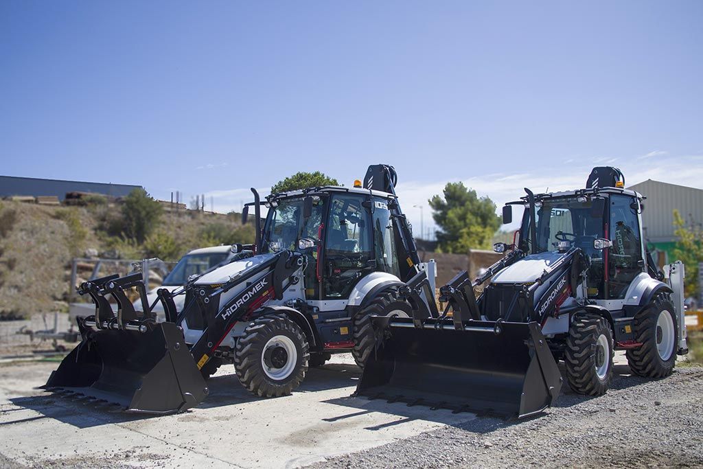 Deux tracteurs Hidromek