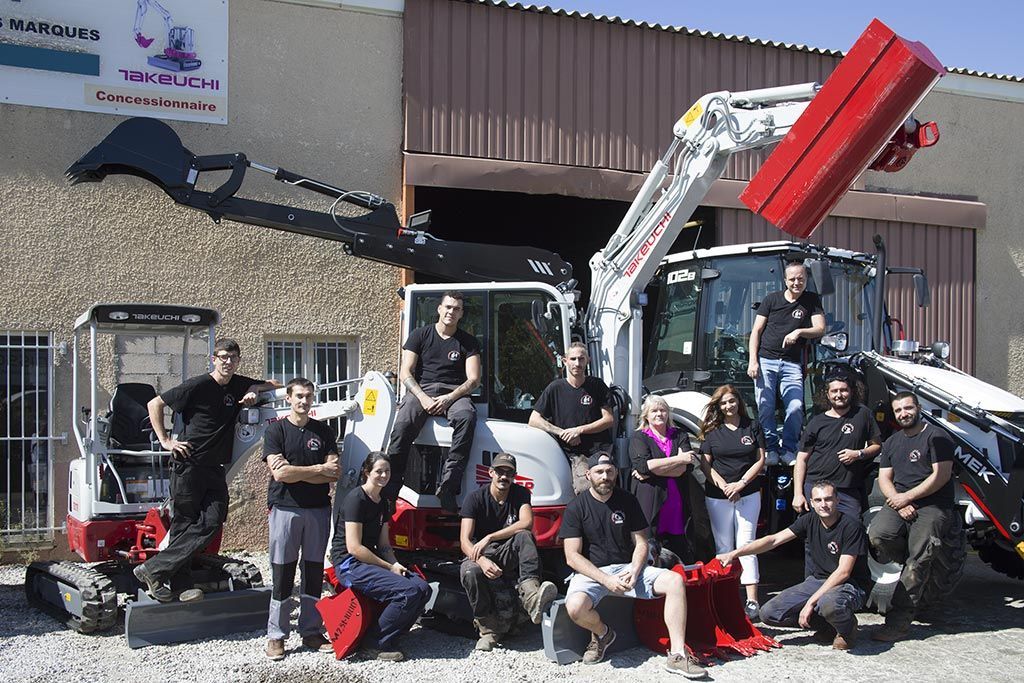 Portrait d'équipe AMAT TP positionnée autour d'un ensemble d'engins de travaux publics