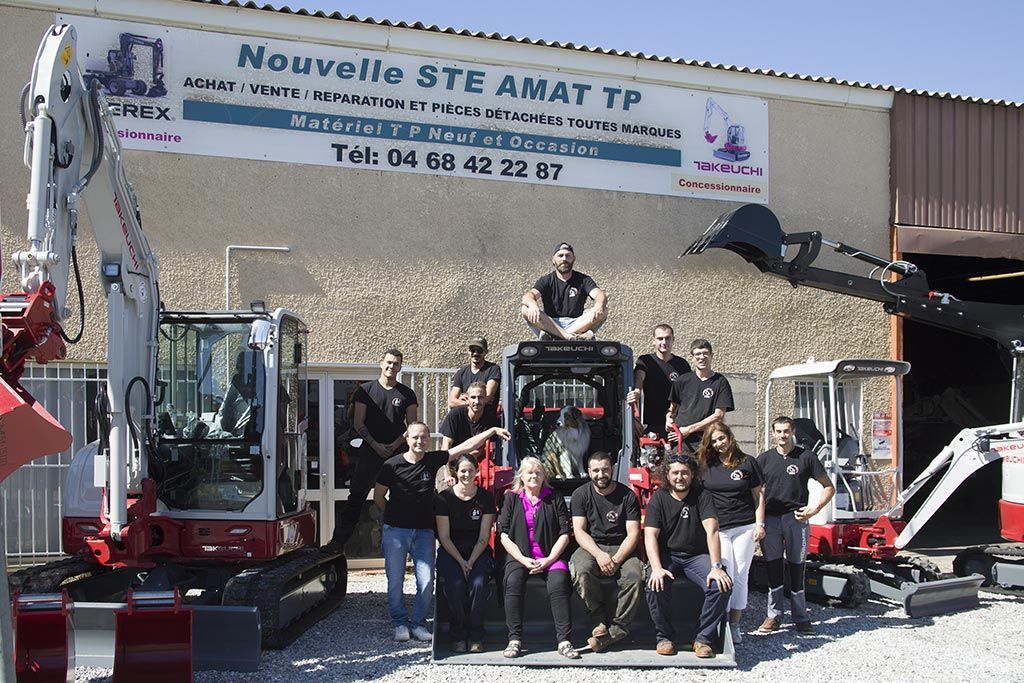 Portrait d'équipe AMAT TP positionnée autour d'une chargeuse Takeuchi