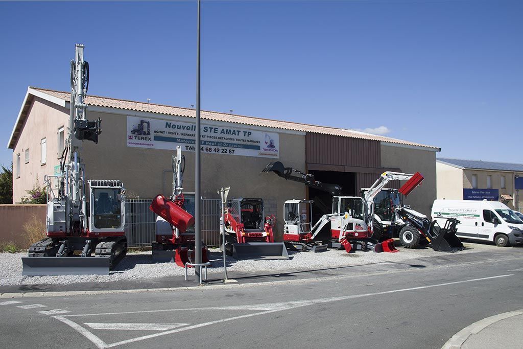 Ensemble d'engins de TP garés devant la société AMAT TP