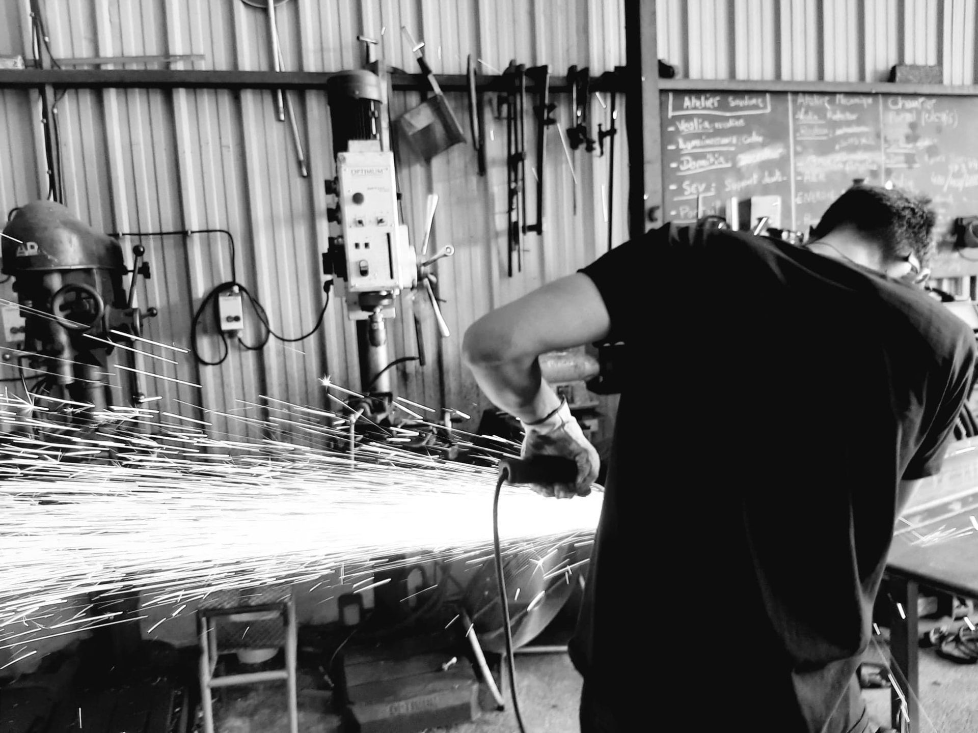 Ouvrier en train de poncé de l'acier