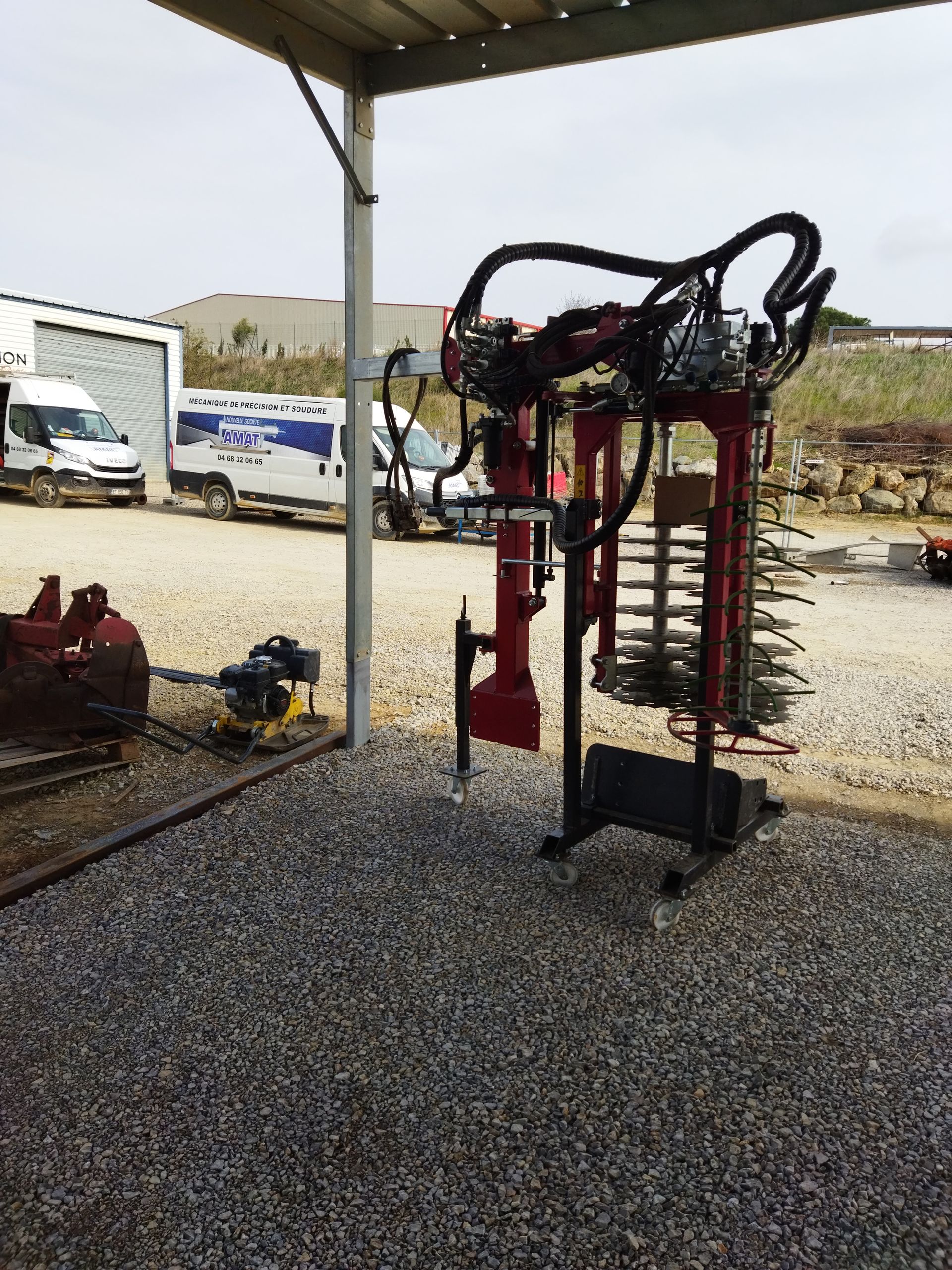 Gyrobroyeur posé dehors