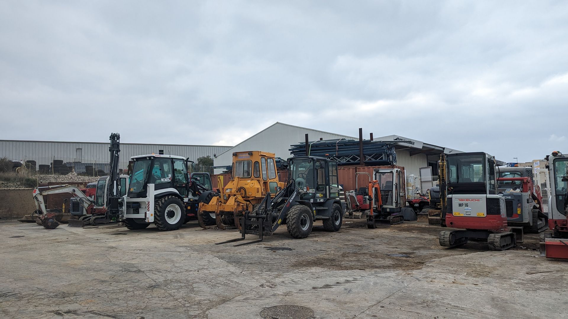 Engins de constructions sur un parking