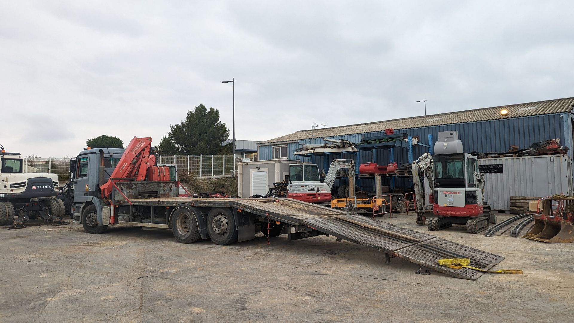 Camions de chargement avec sa rampe en position basse