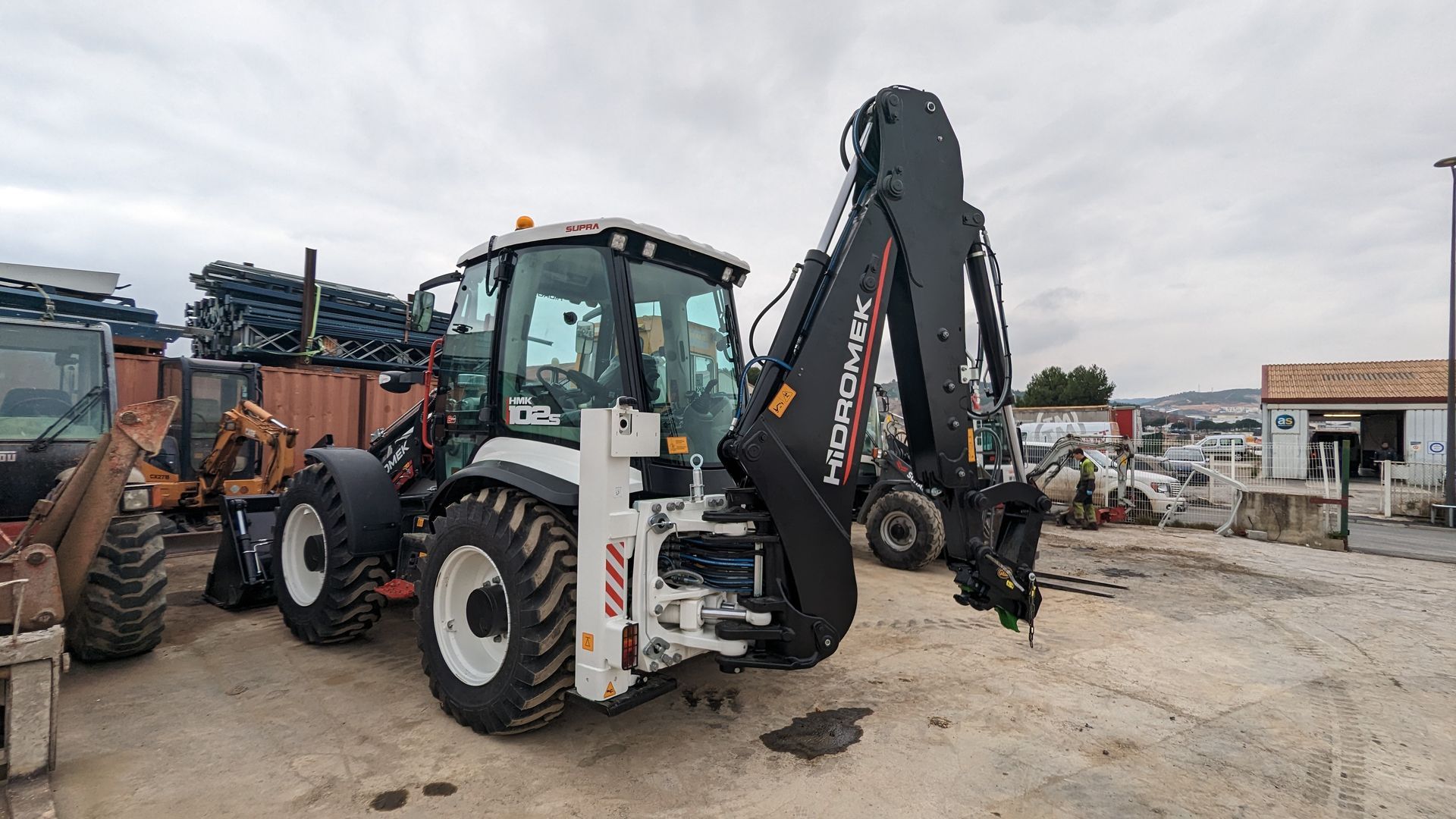 Tracteur blanc avec bras télescopique