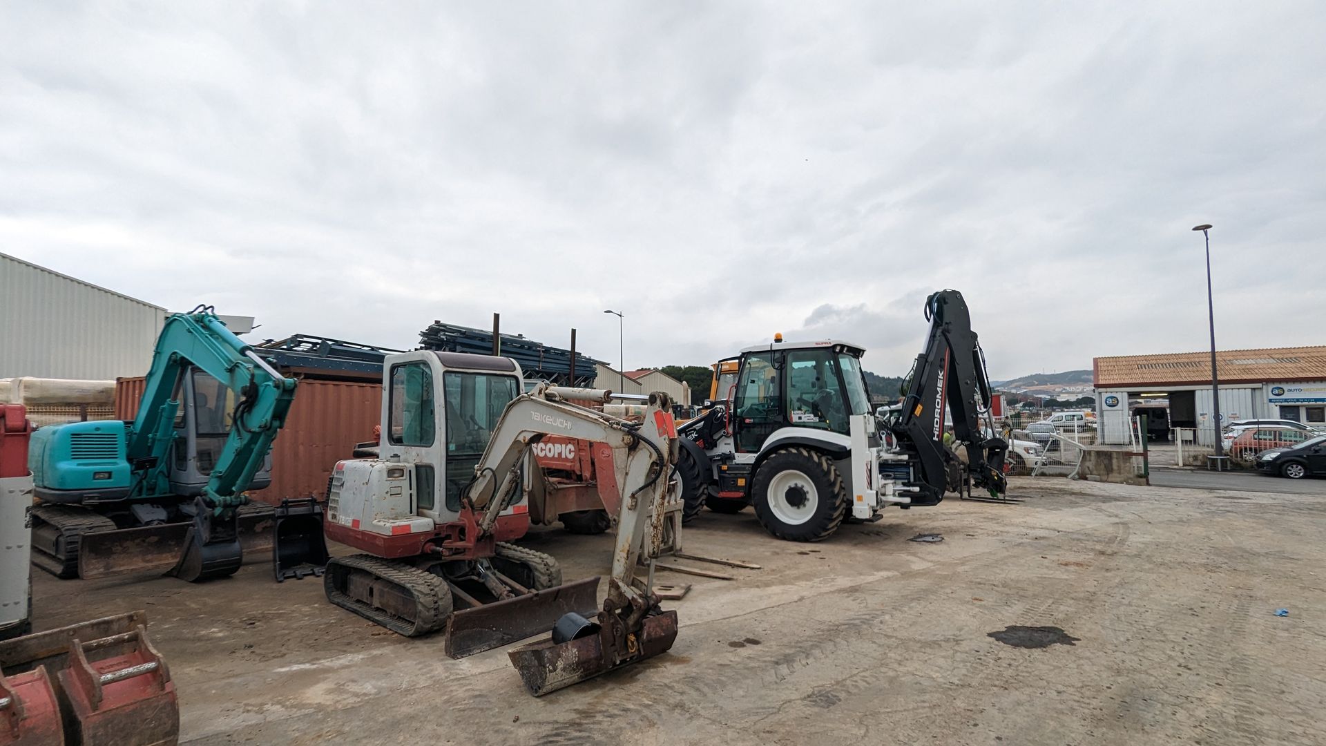 Ensemble d'engins de constructions sur un parking