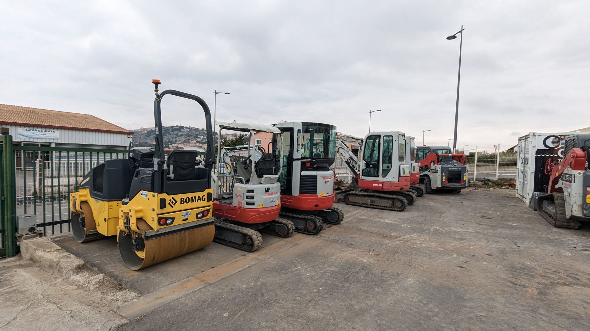 Demi douzaine d'engins de constructions